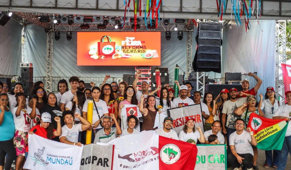 Representando Comissão da Câmara, Teca Nelma defende ensino público em ato da Feira da Reforma Agrária