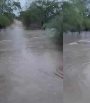 [Vídeo] Riacho transborda e invade estrada de barro em Santana do Ipanema após fortes chuvas