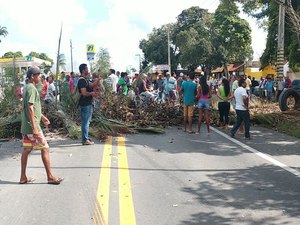 Sem energia há 24h, moradores de Atalaia interditam BR-316
