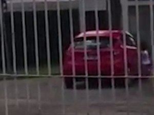 Mãe acusada de simular abandono em rua de Curitiba é afastada da filha pela Justiça