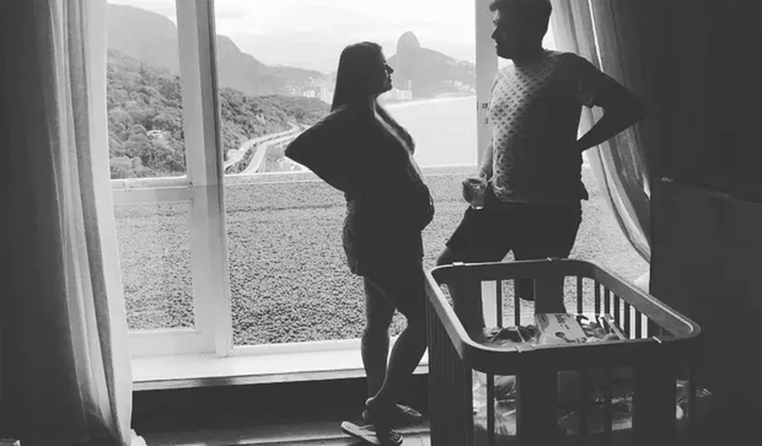 Marcelo Adnet compara barriga com a de namorada, que está grávida