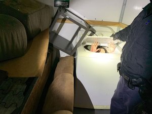 Imigrantes chineses são encontrados em móveis e máquina de lavar em tentativa de entrar nos EUA