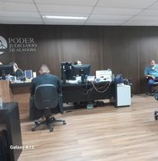 Durante julgamento, um dos réus acusados de matar auditor fiscal entra em contradição sobre versão do crime