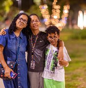 Famílias de Maceió comemoram chegada de luzes e atrações de Natal na Praça Centenário