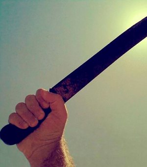 Ex-namorado usa facão para ameaçar mulher em Japaratinga