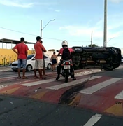 [Vídeo] Capotamento deixa trânsito lento no bairro do Farol