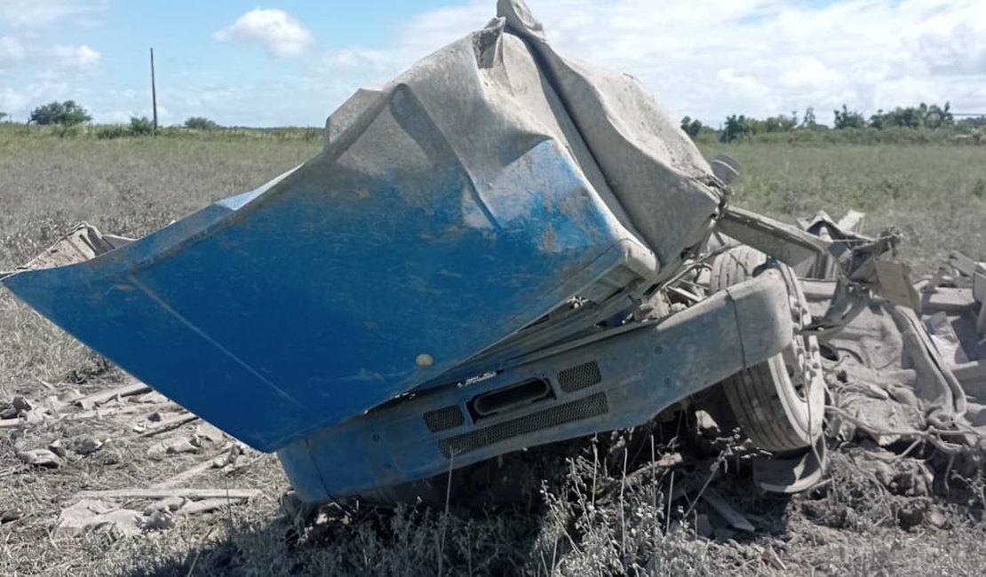 Motorista de caminhão perde o controle da direção e veículo tomba na Serra das Pias