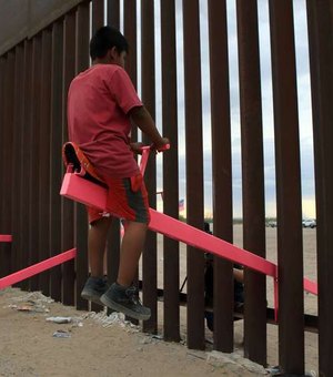 Arquiteto instala gangorra no muro entre EUA e México para unir os dois lados