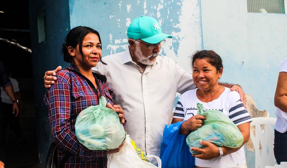 Prefeitura de Delmiro Gouveia beneficia 2.500 famílias com entrega de peixes e alimentos
