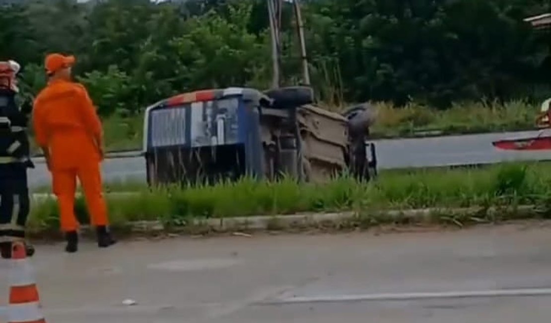 Motorista perde o controle da direção e capota Doblô deixando quatro feridos no Pilar