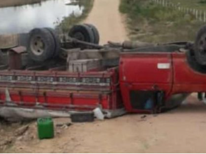 Sem freios, caminhão desgovernado capota em ladeira no Sertão