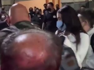 Dua Lipa é atacada por “fã” ao deixar set de gravação na Cidade do México
