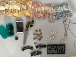 Quarenta pedras de crack e dinheiro são encontrados com mulher em Arapiraca