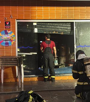 Bombeiros atuam em reignição de incêndio em loja de produtos para piscina