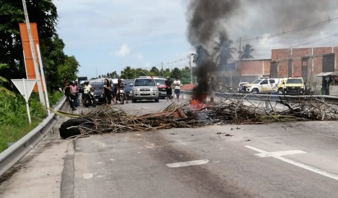Manifestantes bloqueiam AL - 101 Sul em Marechal Deodoro