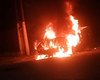 Carro pega fogo ao lado do Ceasa, na Forene, em Maceió