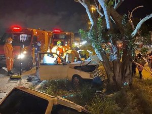 Carro colide contra árvore e deixa quatro pessoas feridas em Rio Largo