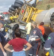 [Vídeo] Carreta que tombou sobre carro provocou morte de médica e estudante