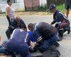[Vídeo] Colisão entre moto e caminhão deixa feridos em Fernão Velho
