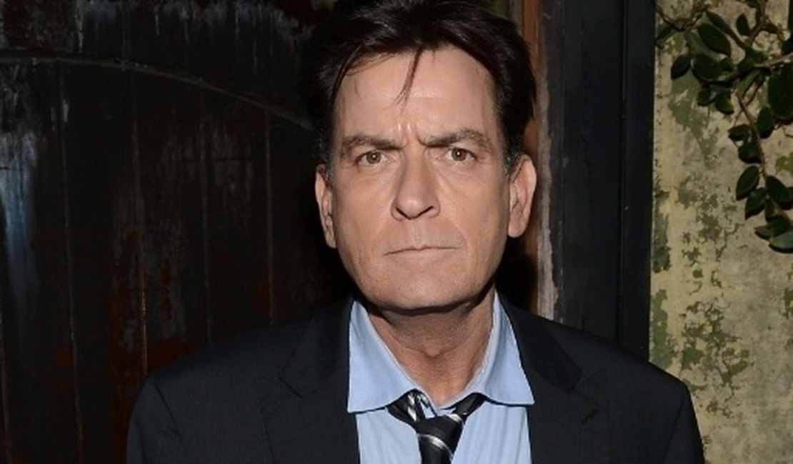 Charlie Sheen vai revelar nesta terça que é portador do vírus HIV