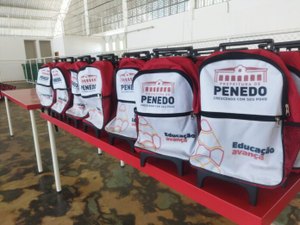 Estudantes da Rede Municipal de Penedo recebem kit escolar