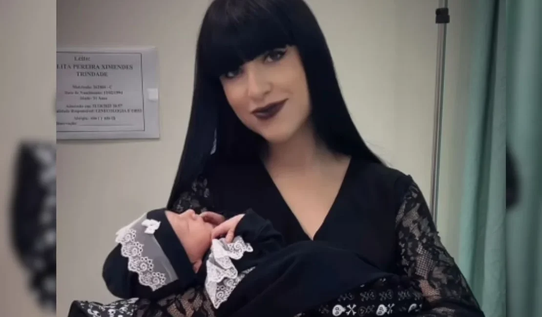 Mãe gótica de SP dá à luz a sua primeira filha no Halloween: 'Loucura'
