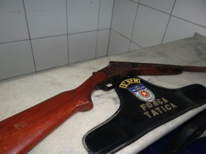 Mulher é presa com espingarda no centro de Coqueiro Seco