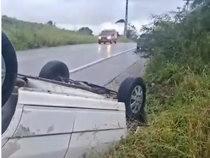 Veículo de uma rádio capota em um trecho da rodovia AL-130 em Santana do Ipanema