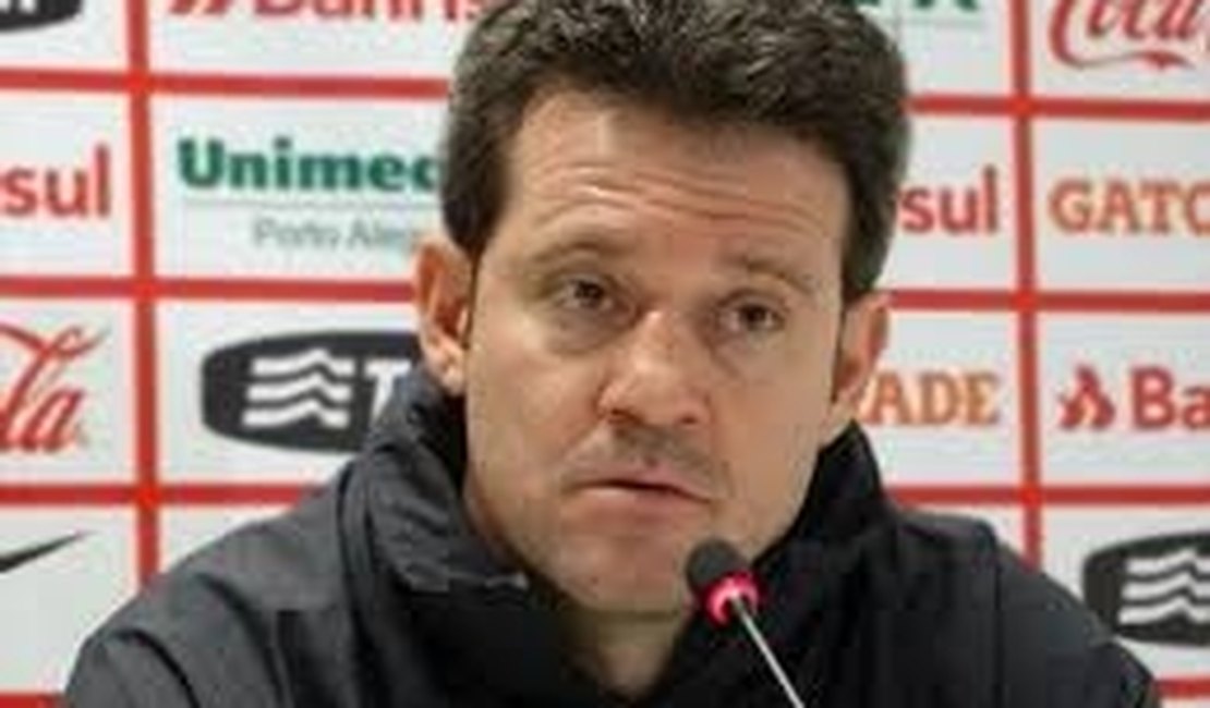 Vitória anuncia Argel Fucks como seu novo técnico