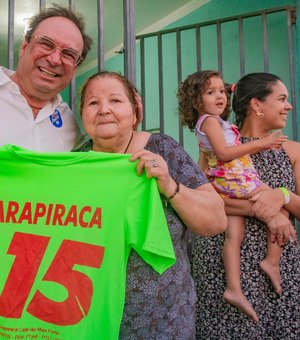 Aposentada guarda com carinho camiseta de campanha de Luciano há 20 anos