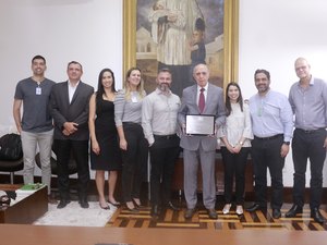 Robô da Vinci: Santa Casa de Maceió recebe placa da Strattner Intuitive