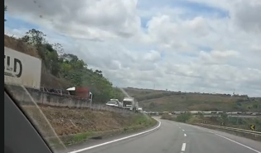 Carreta quebrada provoca congestionamento na BR-101, entre Junqueiro e Teotônio Vilela