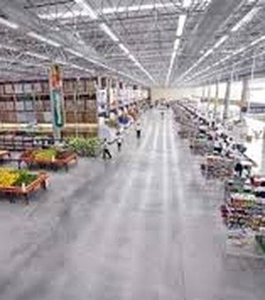Supermercado é autuado por falta de acessibilidade e venda de produtos vencidos