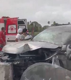 Mulher fica ferida em colisão entre carros na AL-101 Sul, em Marechal Deodoro