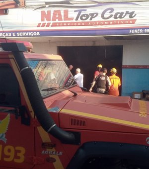 Oficina de carros pega fogo no bairro Ouro Preto em Arapiraca