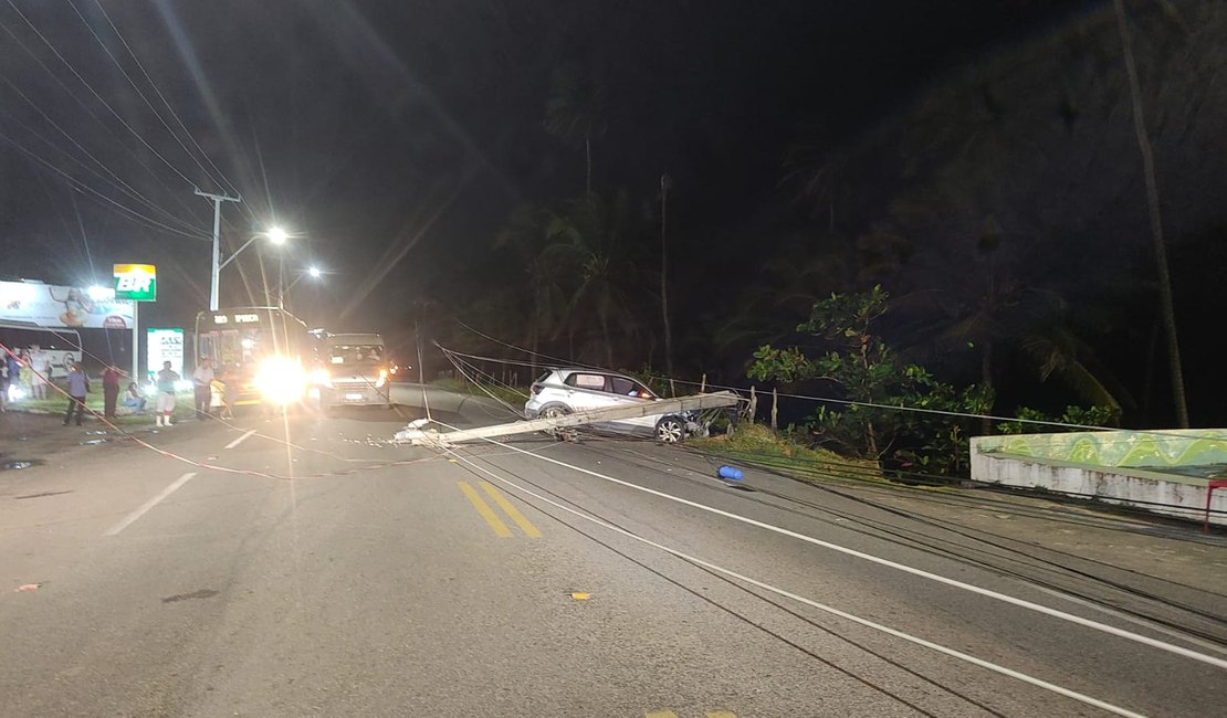 Carro colide contra poste e deixa via parcialmente interditada em Riacho Doce