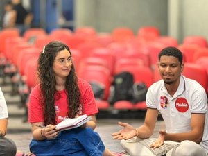 Teca Nelma percorre grêmios estudantis para ouvir a juventude de Alagoas