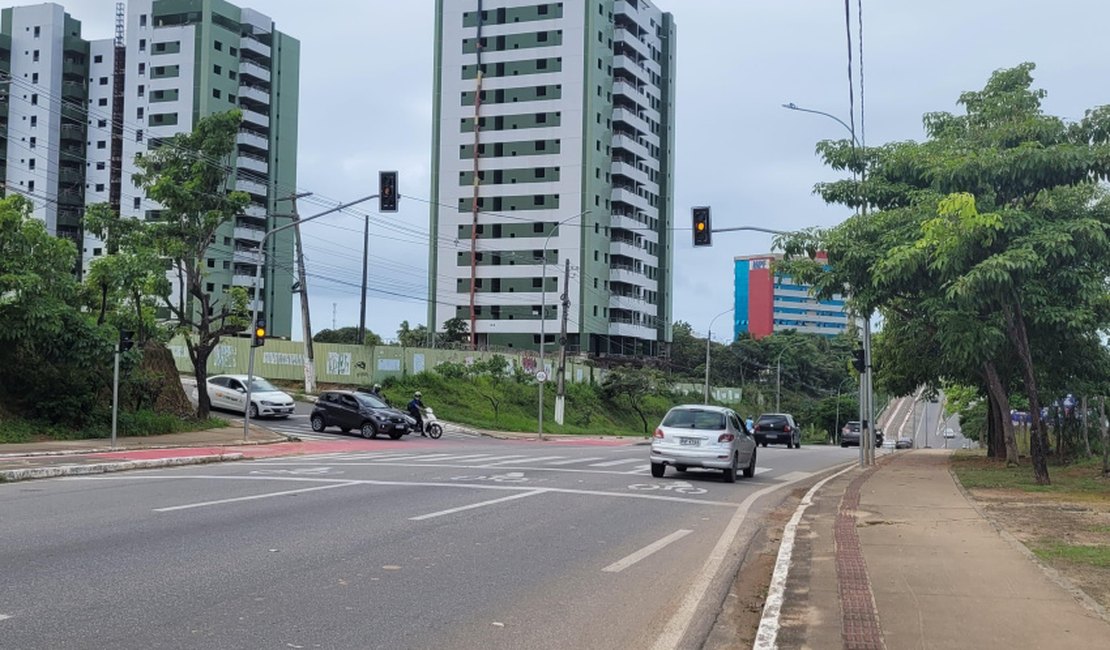Novo semáforo na Avenida Márcio Canuto começa a funcionar no domingo (13)