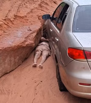 Homem passa madrugada com cabeça atolada entre barro e roda de carro