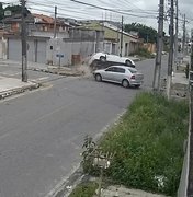 [Video] Imagens mostram capotamento em bairro residencial de Arapiraca
