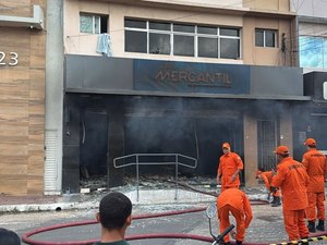 [Vídeo] Homem ateia fogo em banco de empréstimo e foge em Arapiraca; bombeiros controlam chamas