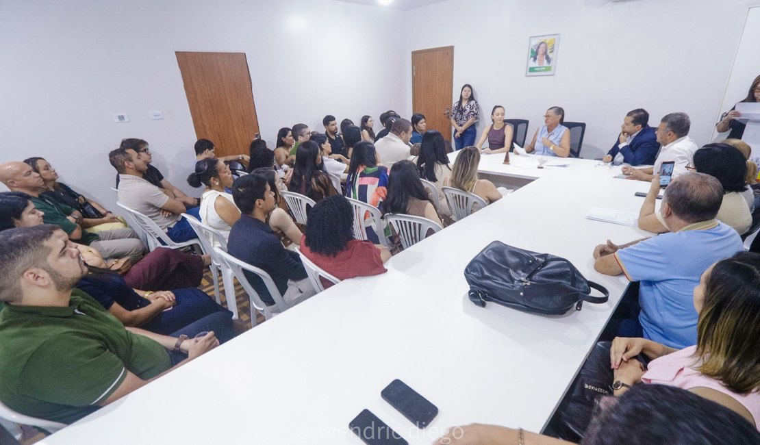 Prefeita Tia Júlia anuncia novo concurso público em Palmeira dos Índios