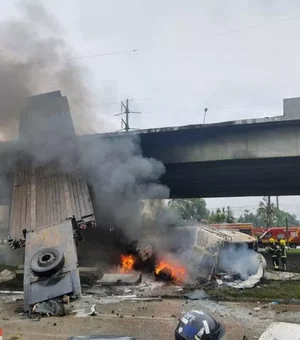Motorista sobrevive após caminhão cair de viaduto e pegar fogo em SC