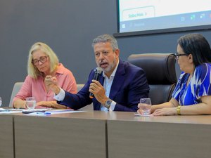 Arthur Lira dialoga com médicos e reafirma compromisso com a saúde de AL