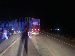 Acidente entre carro e caminhão deixa feridos na BR-316, em Atalaia