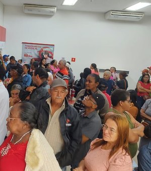 Idosos denunciam lotação e caixas eletrônicos sem funcionar em agência de Palmeira dos Índios