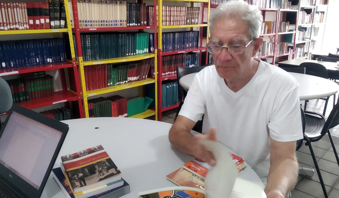 Escritor visita Porto Calvo e doa livros à Biblioteca Pública