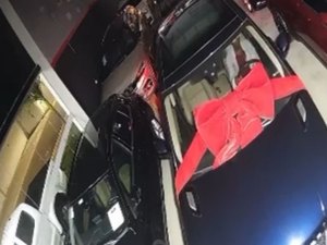 [Vídeo] Homem invade loja e furta carro de R$ 600 mil na Serraria