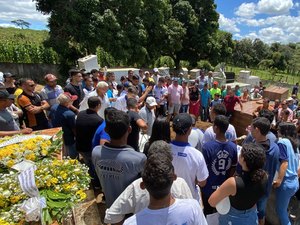 Estudante atropelado na Serra das Pias é enterrado sob comoção na manhã desta sábado (9) em Palmeira