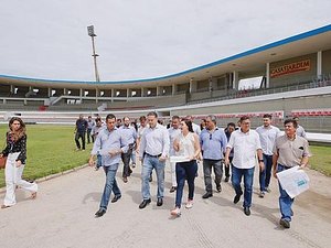 Renan Filho evitou decidir sobre a troca do nome do estádio Rei Pelé para Rainha Marta proposta por Albuquerque